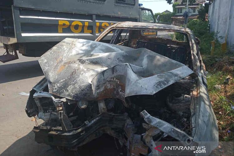 Kondisi mobil milik buronan perampok yang terbakar saat aksi kejar-kejaran dengan anggota Satreskrim Polres Cirebon Kota. 