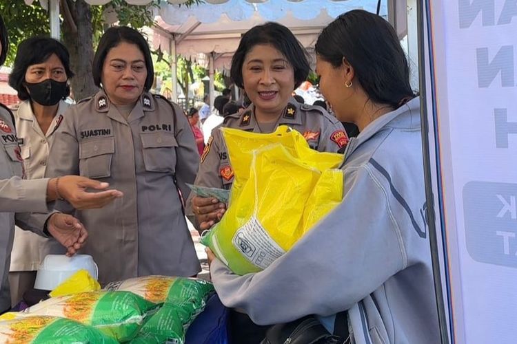 Warga membeli beras dalam kegiatan pasar murah yang digelar Polres Buleleng di Taman Kota Singaraja, Kabupaten Buleleng, Bali, Jumat (13/3/2026).