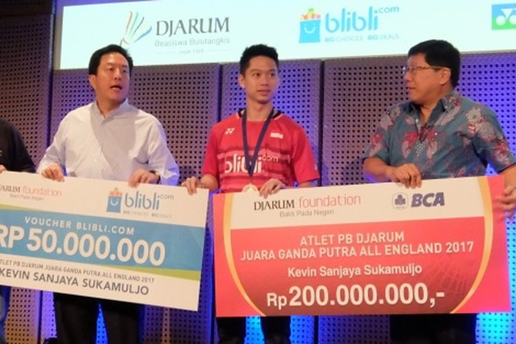 Kevin Sanjaya Sukamuljo mendapatkan bonus dari Bhakti Djarum Foundation serta BliBli.com.  ia bersama Victor Hartono dan Joppy Rosimin dari Bhakti Djarum Foundation.