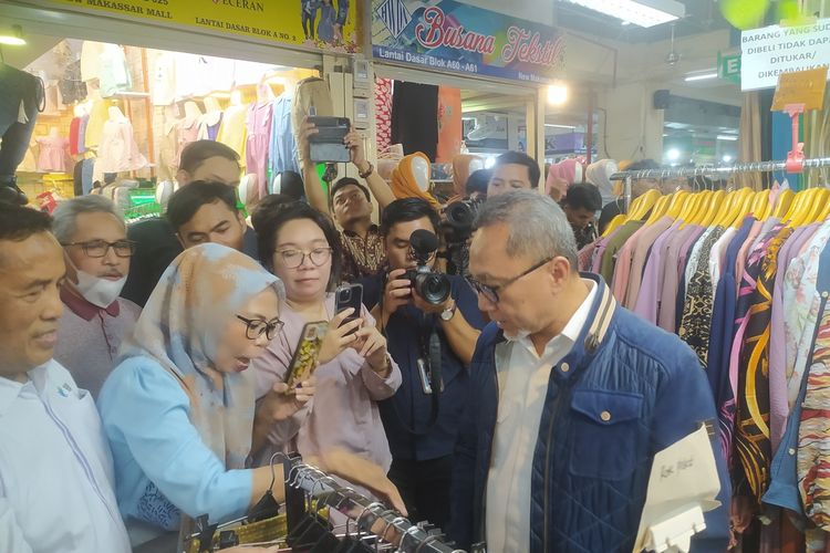 Mendag Zulhas saat meninjau lapak pedagang di New Makassar Mal atau Pasar Sentral Makassar, Sulsel, Minggu (14/10/2023)