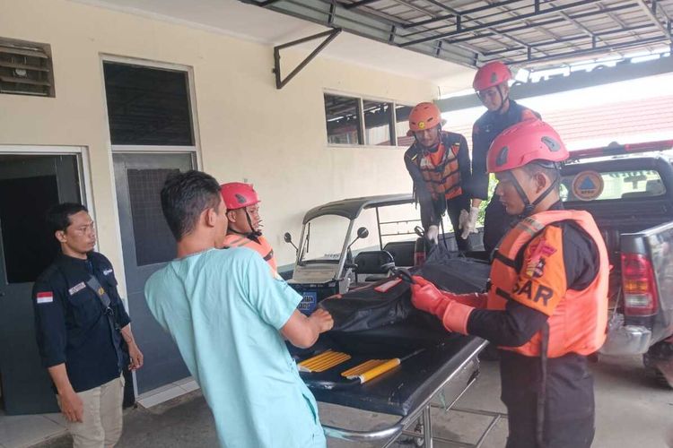 Tim SAR gabungan saat mengantar jasad pria yang hanyut saat membuat konten di Sungai Cigamea, Desa Karacak, Kecamatan Leuwiliang, Kabupaten Bogor, Jawa Barat, Kamis (30/11/2023).