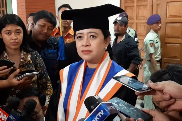Ketua DPR RI Puan Maharani saat ditemui awak media usai penganugerahan gelar Doktor Honoris Causa di Gedung Prof Sudarto Undip Semarang, Jumat (14/2/2020).