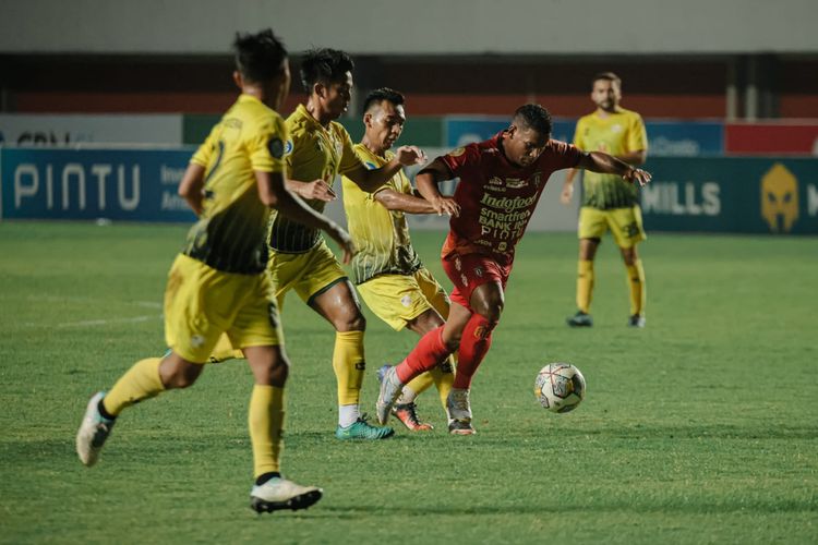 Pemain asing Bali United Eber Bessa dijaga ketat pemain Barito Putera saat pertandingan pekan ke-22 Liga 1 2022-2023 yang berakhir dengan skor 1-2 di Stadion Maguwoharjo Sleman, Minggu (5/2/2022) malam.