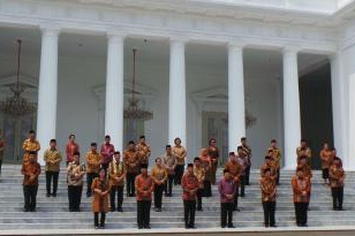 Para menteri Kabinet Kerja berfoto di depan Istana Merdeka sesuai dilantik oleh Presiden Joko Widodo, Senin (26/10/2014).