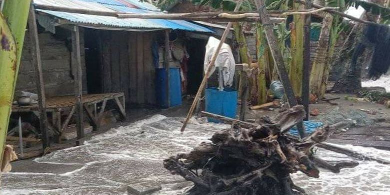 An image of tide flooding in a Maluku village on May 27, 2021. 