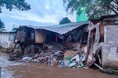 Toko Onderdil Ambruk di Pasar Rebo, Pemilik Tercebur ke Kali