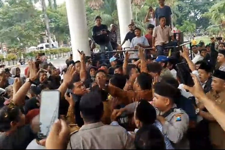 Massa PKL mendadak mengamuk saat diserang oknum berseragam ASN dalam demo di Pamekasan, Senin (27/10/2025).