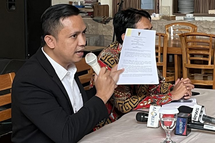 Tim penasihat hukum Richard Eliezer Pudihang Lumiu atau Bharada E, Ronny Talapessy dalam konferensi pers di kawasan Kebayoran Baru, Jakarta Selatan, Jumat (10/3/2023).
