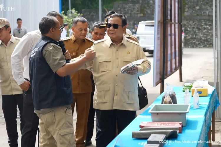 Prabowo Cek TPST di Banyumas, Lihat Pengolahan Sampah Jadi Genteng Daur Ulang