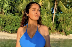 5 Gerakan Renang untuk Ciptakan Bikini Body Goal ala Salma Hayek