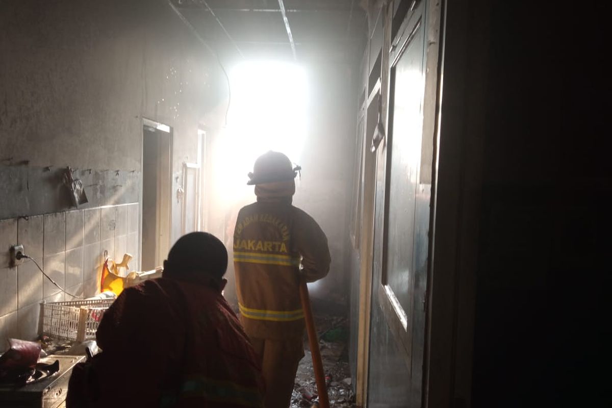 Kebakaran terjadi bagian belakang bangunan Alfamidi 2 di Jalan Kebayoran Lama, Grogol Selatan, Kebayoran Lama, Jakarta pada Minggu (16/8/2020) sekitar pukul 15.30 WIB. 