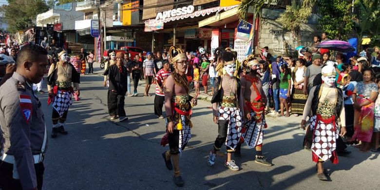 Peserta karnaval di Kabupaten Timor Tengah Utara (TTU), Nusa Tenggara Timur (NTT), Sabtu (22/9/2018) sore.
