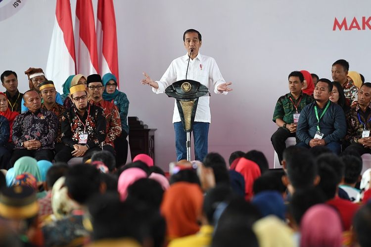 Presiden Joko Widodo menyampaikan sambutan ketika menghadiri Jambore Desa Evaluasi Kebijakan Pembangunan dan Pemberdayaan Masyarakat Desa Tahun 2018 di Wisma Negara Makassar, Sulawesi Selatan, Sabtu (22/12/2018). Presiden berpesan untuk menggunakan dana desa tepat sasaran dan sesuai kebutuhan serta digunakan untuk pemberdayaan ekonomi desa. ANTARA FOTO/Wahyu Putro A/kye.