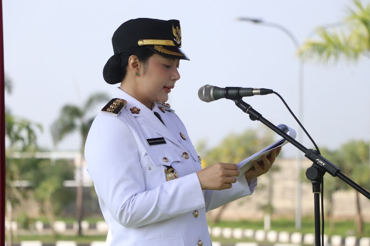 Bupati Brebes Paramitha Widya Kusuma  saat menjadi Inspektur Upacara Otoda ke-XXX yang membacakan sambutan tertulis Menteri Dalam Negeri RI Muhammad Tito Karnavian, di Halaman Kantor Pemerintahan Terpadu (KPT) Brebes, Senin (27/4/2026).
