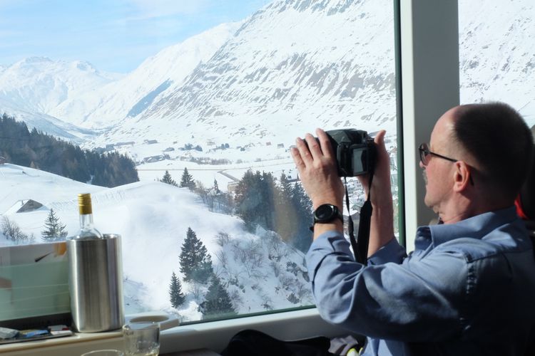 Pemandangan landskap alam Swiss dari kereta panoramis Glacier Express saat musim salju.