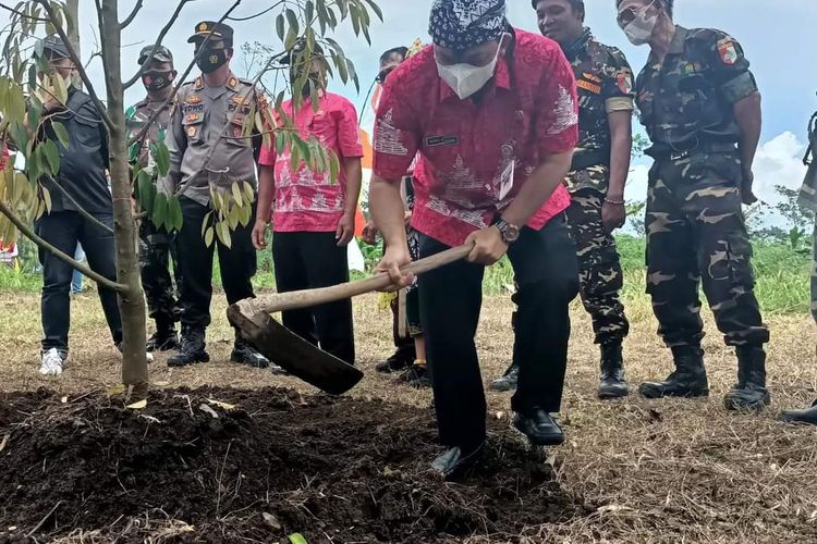 Bupati Semarang Ngesti Nugraha menanam bibit durian di Agrowisata Patemon