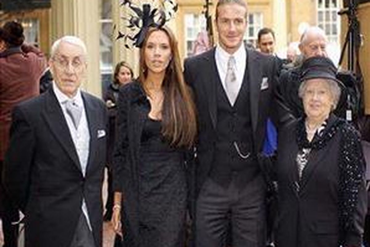 Kenang-kenangan David Beckham dan istrinya Victoria Adams, saat diapit kakek dan nenenknya, Joseph dan PPeggy West.