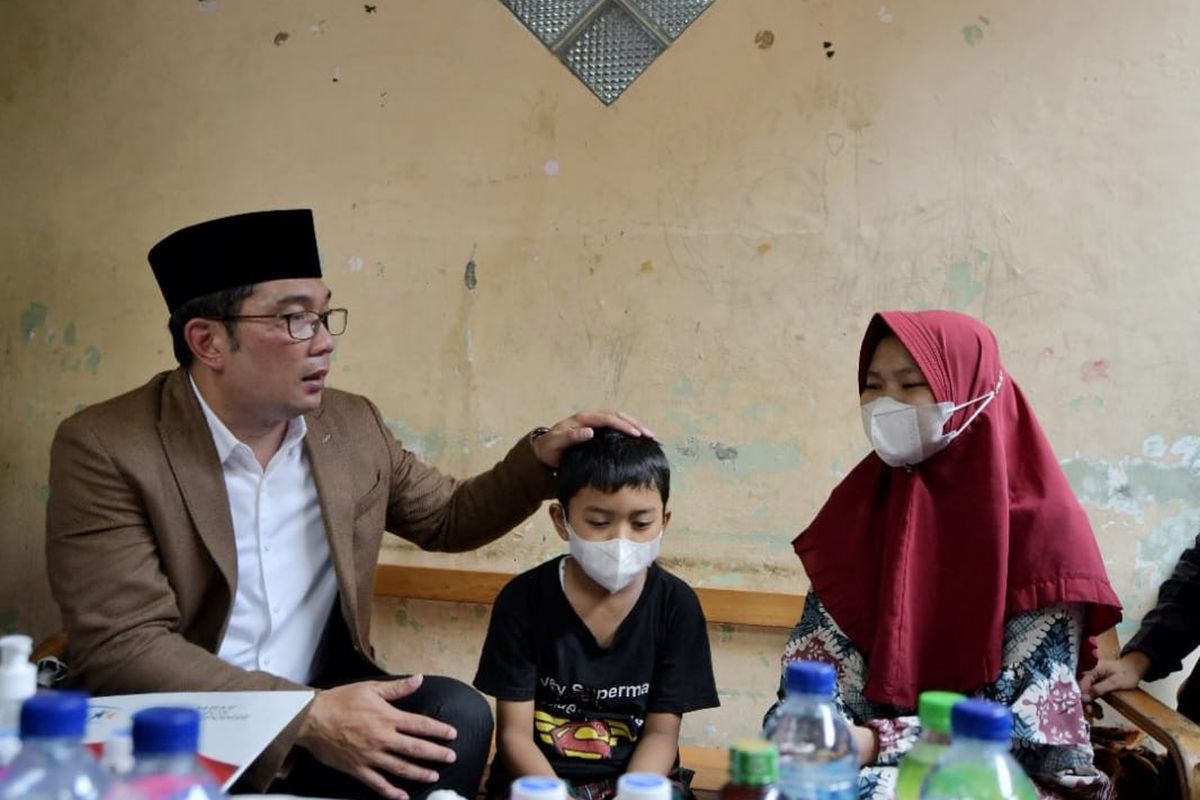 Gubernur Jabar Ridwan Kamil saat meninjau lokasi kejadian dan berbincang dengan Kepala Sekolah SDN Kota Baru II dan III di Bekasi, Kamis (1/9/2022).