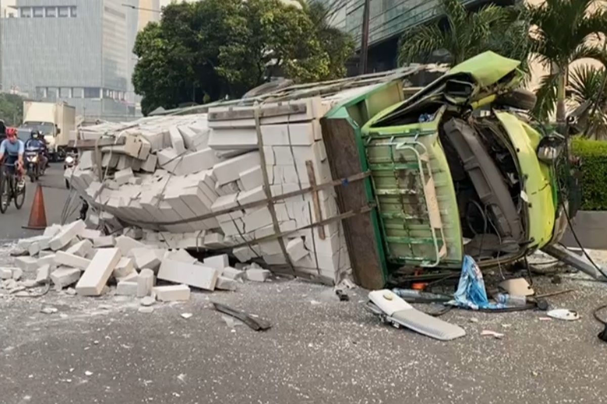 Truk pengangkut barang bangunan berupa bata ringan atau hebel terguling di Jalan Gatot Subroto, tepatnya di depan gedung Patrajasa, Jakarta Selatan, pada Sabtu (30/7/2022) pagi. 
