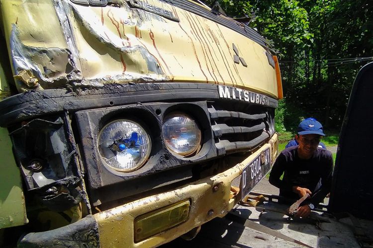 Penampakan truk penuh darah usai mengalami kecelakaan tunggal di Jalan Raya Saguling, Kabupaten Bandung Barat KBB Jawa Barat pada Jumat (26/1/2024) dini hari.