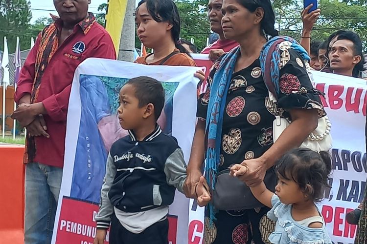 Datangi Polres Simalungun Sambil Gendong Anak, Fitri Tanyakan Kematian Suami yang Setahun Belum Terungkap