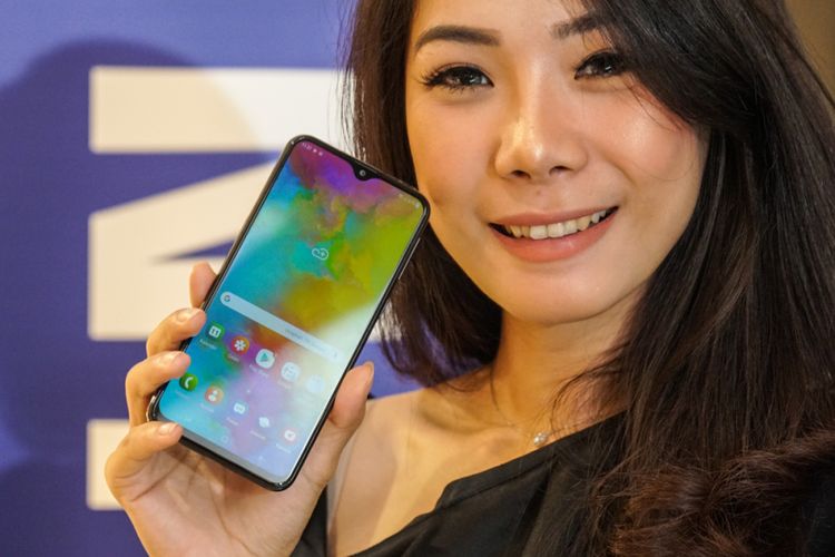 Model memamerkan smartphone Samsung Galaxy M20 dalam acara unboxing di Jakarta, Senin (11/2/2019).
