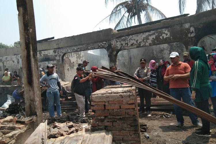 Bupati Karawang Cellica Nurrachadiana tengah (baju hijau) meninjau Pasar Jatisari yang terbakar, Jumat (25/10/2019).