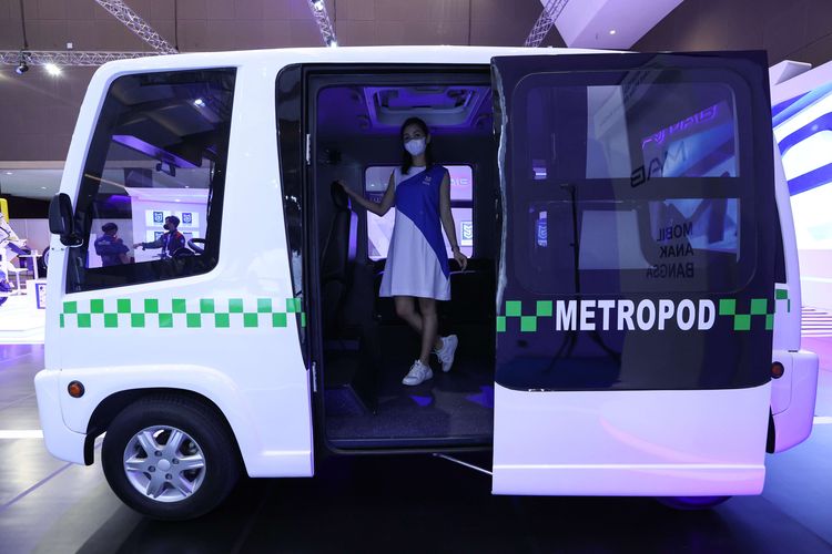 Prototipe Metropod buatan PT Mobil Anak Bangsa dipamerkan di ajang Periklindo Electric Vehicle Show (PEVS) 2022 di JIExpo Kemayoran, Rabu (27/7/2022). Prototipe kendaraan listrik mungil yang dijadikan kendaraan feeder ditargetkan bakal masuk jalur produksi massal di tahun depan.