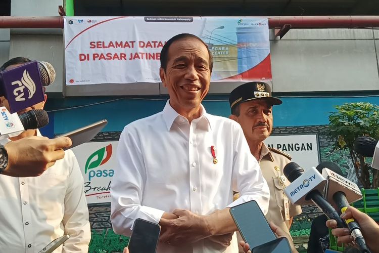 Presiden Joko Widodo tertawa ketika mendengar pertanyaan soal data intelijen mengenai partai politik ketika sesi tanya jangan dengan wartawan di Pasar Jatinegara, Jakarta Timur, Selasa (19/9/2023).