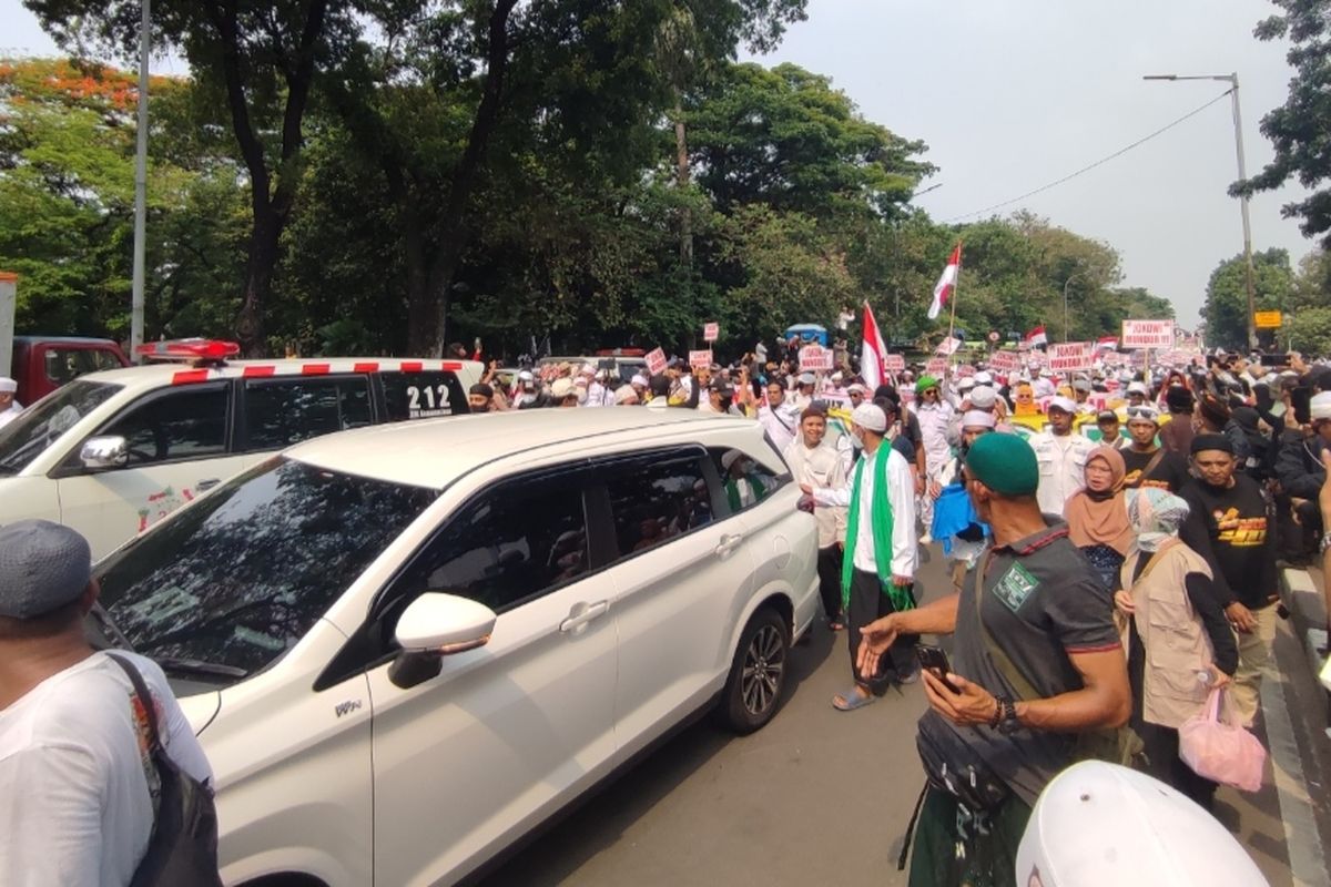 Massa gabungan organisasi masyarakat (ormas) Islam yang mengatasnamakan Gerakan Nasional Pembela Rakyat (GNPR) terus berdatangan ke kawasan Patung Kuda Arjuna Wijaya, Jakarta Pusat, Jumat (4/11/2022) siang.