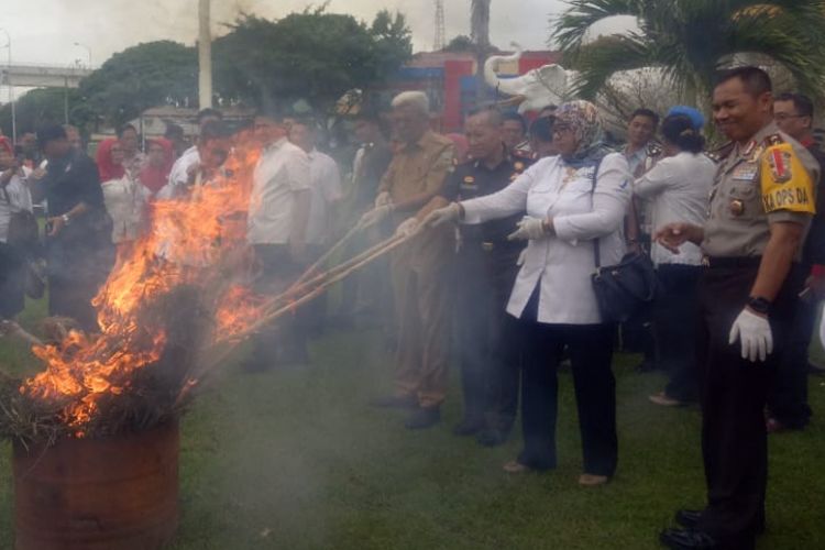Kapolda Sumsel Irjen Pol Zulkarnain bersama Wakil Gubernur Sumsel Mawardi Yahya saat melakukan pemusnahan narkoba di halaman Mapolda Sumatera Selatan, Selasa (22/1/2019).