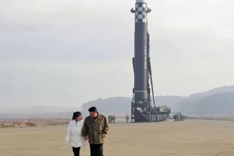 Anak Kim Jong Un, Kim Chu Ae. Diberitakan KCNA pada Minggu (27/11/2022), Pemimpin Korea Utara Kim Jong Un mengatakan tujuan akhir negaranya adalah untuk memiliki kekuatan nuklir terkuat di dunia.
