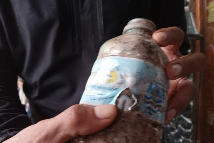 Seorang relawan memerlihatkan sampah botol plastik beruisa 31 tahun yang ditemukan di kawasan TNGGP saat kegiatan Bersih Gunung, Selasa (19/9/2023). Temuan ini membuktikan material plastik sulit terurai sehingga dampaknya sangat merusak lingkungan.