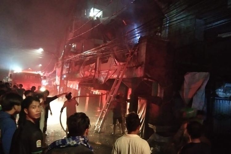 Kebakaran yang terjadi di rumah warga kawasan Penjaringan, Jakarta Utara, Sabtu (8/8/2020) pagi