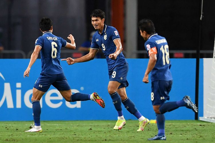 Pemain Thailand Sarach Yooyen (kiri) melakukan selebrasi usai mencetak gol bersama rekan setimnya pada pertandingan leg kedua final Piala AFF 2020 antara Indonesia vs Thailand di National Stadium, Singapura, Sabtu (1/1/2022) malam WIB. Thailand sukses keluar sebagai juara Piala AFF 2020 setelah pada laga final leg kedua melawan Indonesia berakhir imbang 2-2 dan menang dengan keunggulan agregat 6-2.