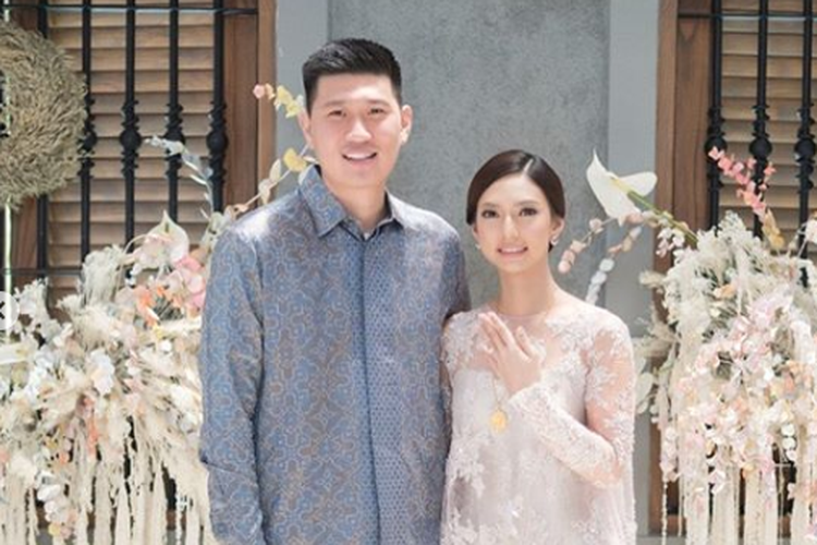 Mikael Mirdad dan Nadia Saphira berpose saat bertunangan.