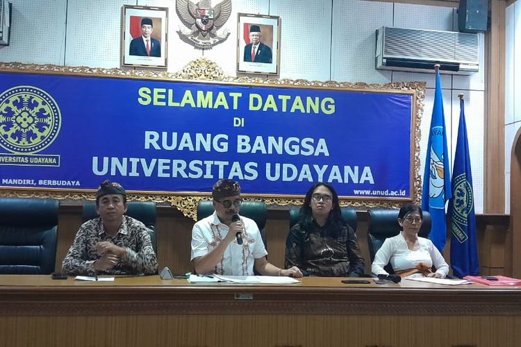 Tim Kuasa Hukum Universitas Udayana Bali saat mengelar konferensi pers terkait penetapan tersangka terhadap Rektor Unud INGA bersama tiga pejabat lainnya atas kasus korupsi dana SPI mahasiswa jalur mandiri tahun akan akademik 2018 hingga 2022 di Ruang Bangsa, Gedung Rektorat Unud, Jimbaran, Badung, Bali, pada Kamis (16/3/2023). Kompas.com/ Yohanes Valdi Seriang Ginta