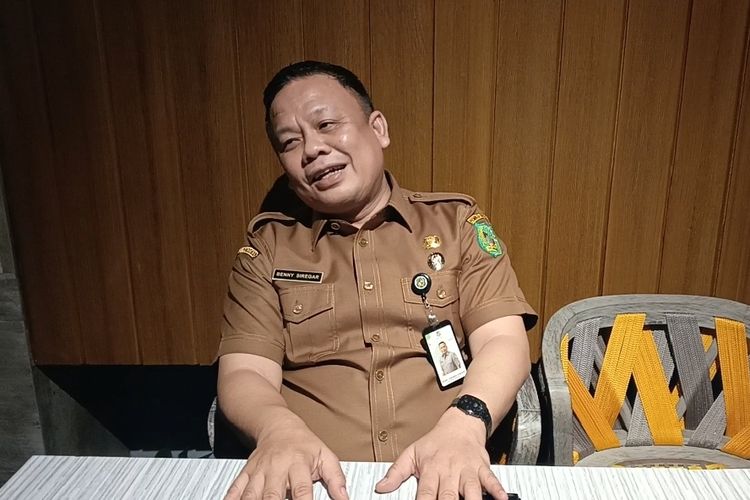 Benny Sinomba Siregar, paman Wali Kota Medan Bobby Nasution saat membantah dirinya mengambil formulir Bacalon Wali Kota Medan ke DPC PDIP di salah satu cafe di Kota Medan, Senin (20/5/2024)