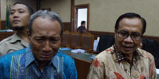 Dua terdakwa mantan pejabat Kementerian Dalam Negeri, Irman dan Sugiharto, di ruang sidang Pengadilan Tipikor Jakarta, Rabu (12/7/2017).