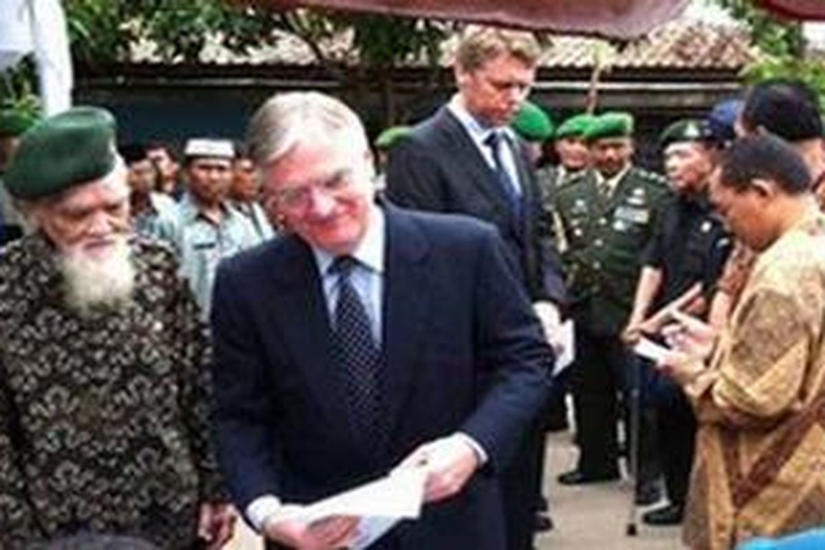 Duta Besar Belanda untuk Indonesia, Tjeerd de Zwaan, Jumat (9/12/2011), ketika menyampaikan permohonan maaf atas nama pemerintah Belanda kepada keluarga korban pembantain tentara Belanda di Rawagede pada tahun 1949.  