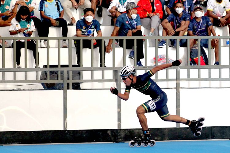 Atlet sepatu roda Jawa Timur saat bertanding di PON XX Papua 2021 yang berlangsung di Klemen Tinal roller sport stadium, Kota Jayapura, Selasa (28/9/2021) sore.