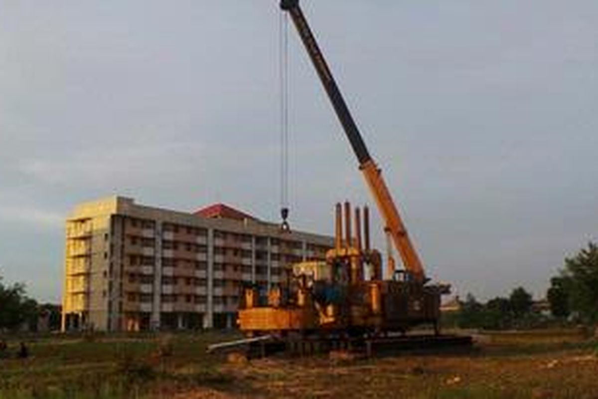 Alat berat di halaman rumah susun Pulo Gebang, Jakarta, Jumat (7/6/2013). Di lokasi itu akan dibangun dua rusun baru. 