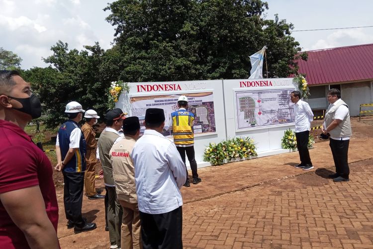 Presiden Joko Widodo meninjau pembangunan rumah bagi korban gempa di lokasi relokasi di Desa Sirnagalih, Kecamatan Cilaku, Kabupaten Cianjur, Jawa Barat, Senin (5/12/2022).