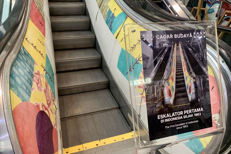 Meski tidak lagi difungsikan, pengunjung mal tetap dilarang menggunakan eskalator tersebut. Namun, masih diperbolehkan untuk melihat langsung atau mengabadikannya sebagai bagian dari dokumentasi sejarah. Kondisi eskalator pertama di Indonesia yang berlokasi di Mal Sarinah, Jakarta Pusat, dipotret di tengah perjalanan Casual Walking Tour BerKemana (bersama Kompas.com kemana) pada Sabtu (18/4/2026).