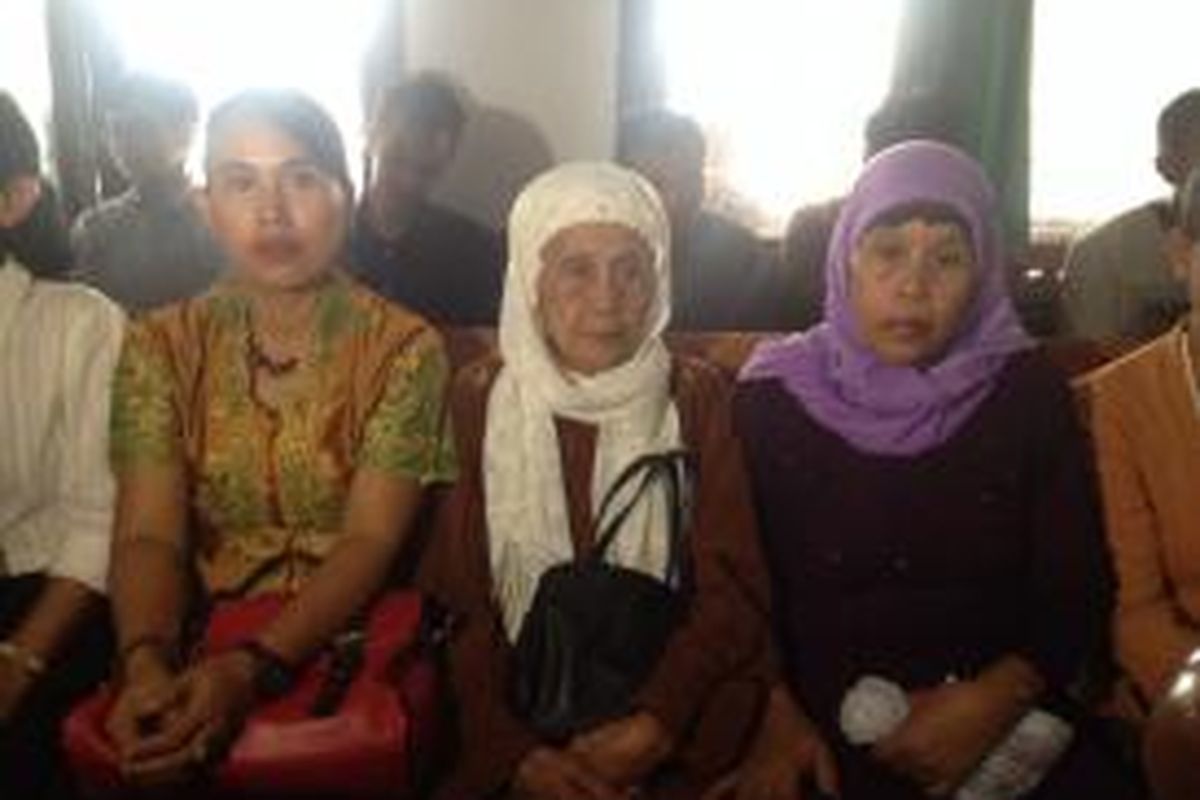 Fatimah (90, tengah) menghadiri sidang putusan gugatan menantunya, Nurhakim (72) terhadap dirinya di Pengadilan Negeri (PN) Tangerang, Selasa (21/4/2015).