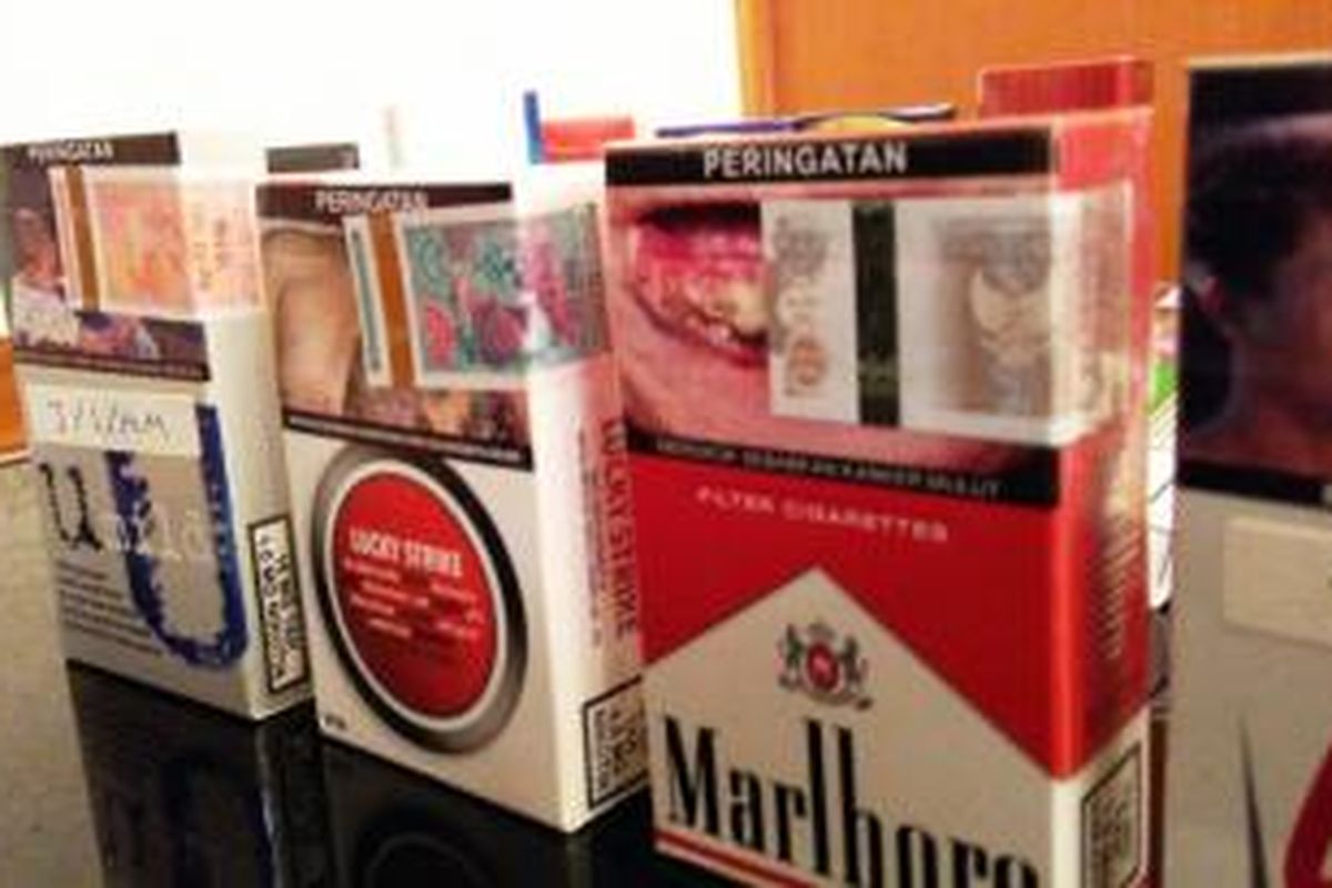 Contoh bungkus rokok bergambar seram yang ditutup pita cukai.