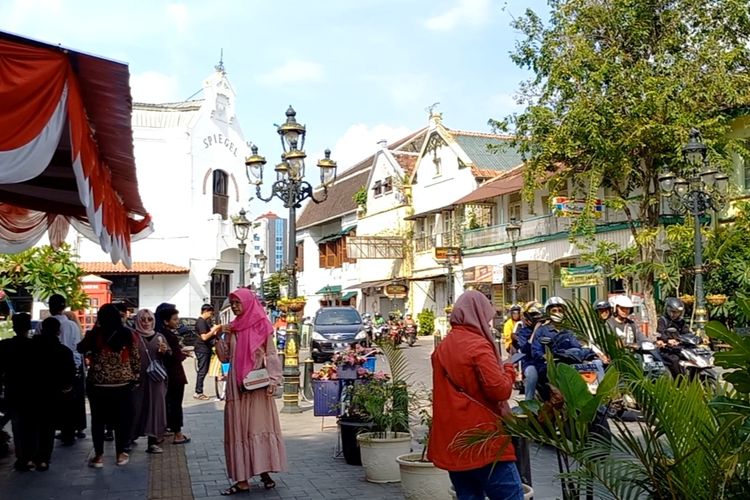 Kota Lama Semarang dipadati wisatawan dari berbagai macam kota, Kamis (27/4/2023).