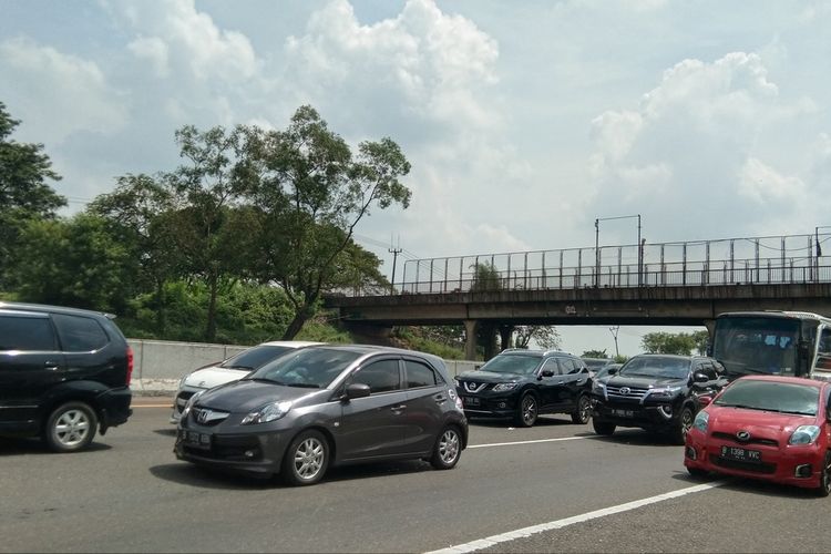 Arus lalu lintas di Km 57 tol Jakarta-Cikampek , Sabtu (30/4/2022) pukul 12.30 WIB