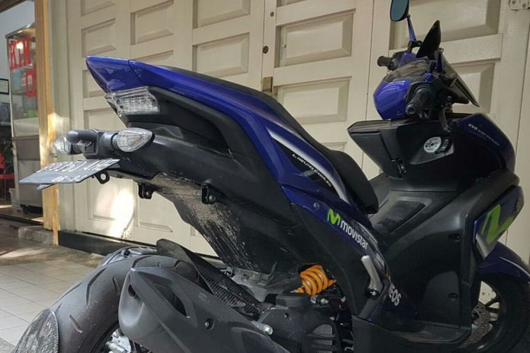 Sebuah Yamaha Aerox yang sudah dimodifikasi menjadi monoshock.