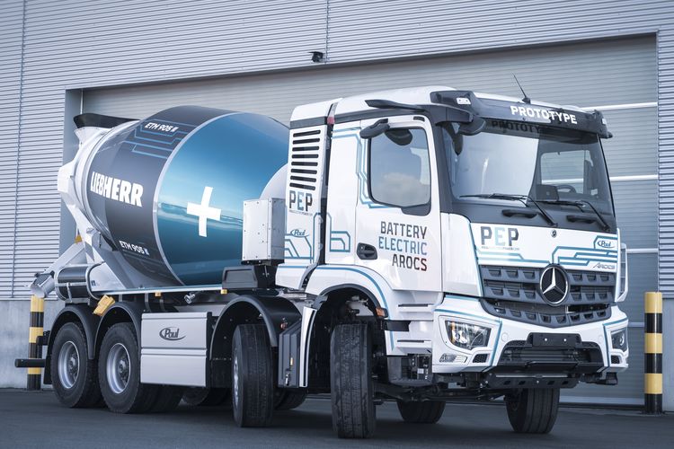 Mercedes-Benz Trucks präsentiert auf der bauma 2022  lokal CO2-neutrale Fahrzeuglösungen: Prototyp batterie-elektrischer Arocs 

Mercedes-Benz Trucks to present locally CO2-neutral vehicle solutions at bauma 2022: prototype battery-electric Arocs 